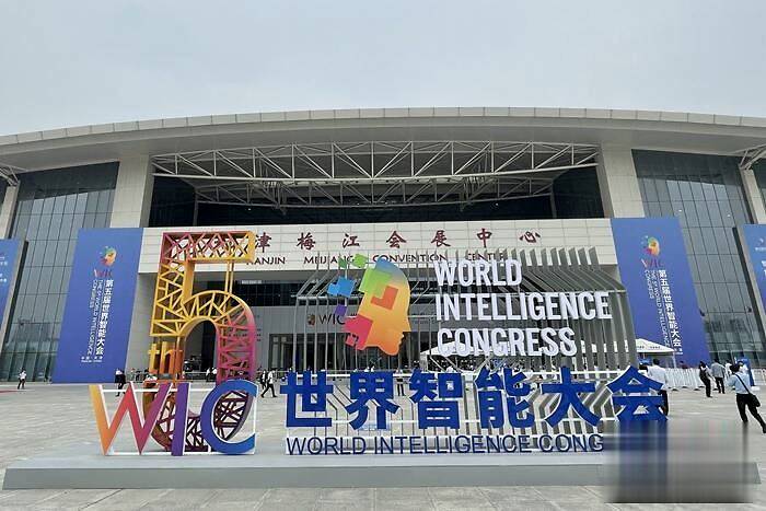 专家热议人工智能发展:光靠算法、数据硬训练,不行