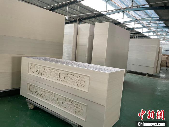 图为，庄寨镇一工厂生产的棺木。　孙宏瑗 摄