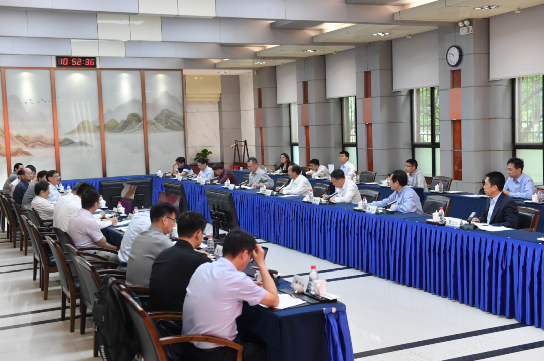 赵越让一行与学校党委书记张炜等开展了交流座谈