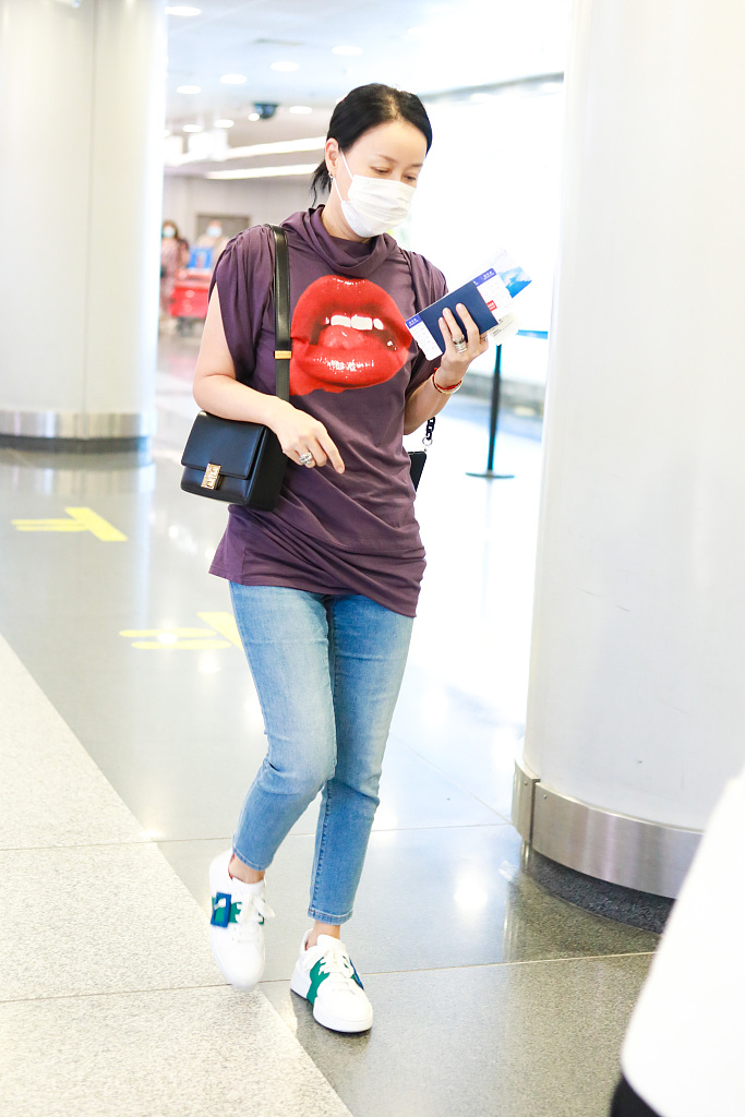 那英素颜赶飞机穿大红唇t恤超惹眼,见粉丝热情挥手_凤凰网娱乐_凤凰网