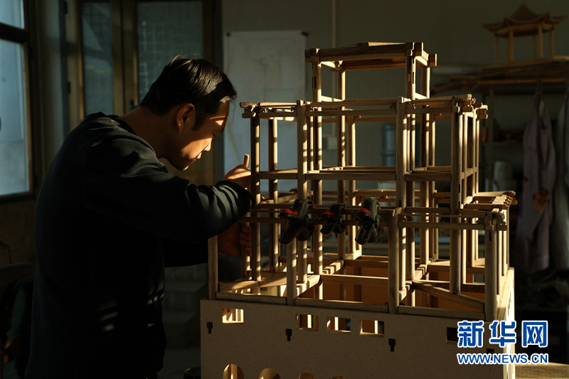 图为团队成员丁延斌在安装平枋