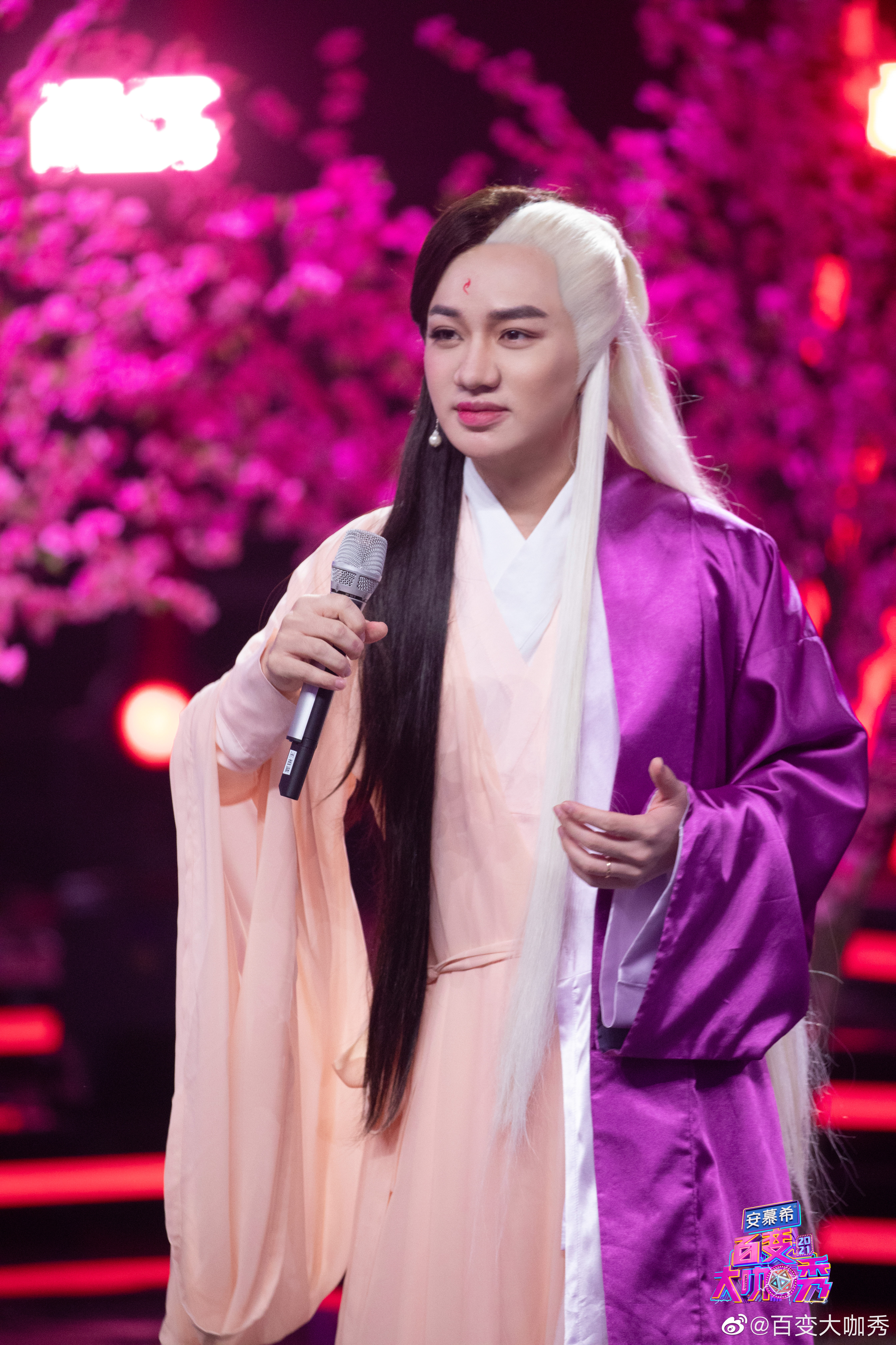 《百变大咖秀》中,王祖蓝模仿《三生三世十里桃花》中的"凤九"和"帝君