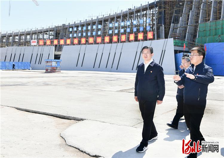5月20日至21日，省委书记、省人大常委会主任王东峰在张家口市崇礼区调研检查。省委副书记、省长许勤参加有关活动。这是王东峰在崇礼华侨冰雪博物馆建设现场，详细了解工程进展情况。 河北日报记者赵威摄