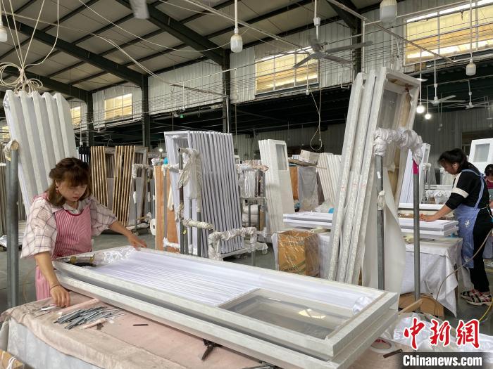 图为，庄寨镇一工厂工人正在加工棺木。制作一口棺木需要30多道工序，均由工人们手工完成。　孙宏瑗 摄