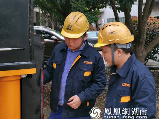 检查混凝土泵车后支腿架