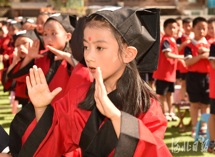 雷锋小学的学生在表演《在灿烂的阳光下》。河北日报记者田瑞夫摄影报道
