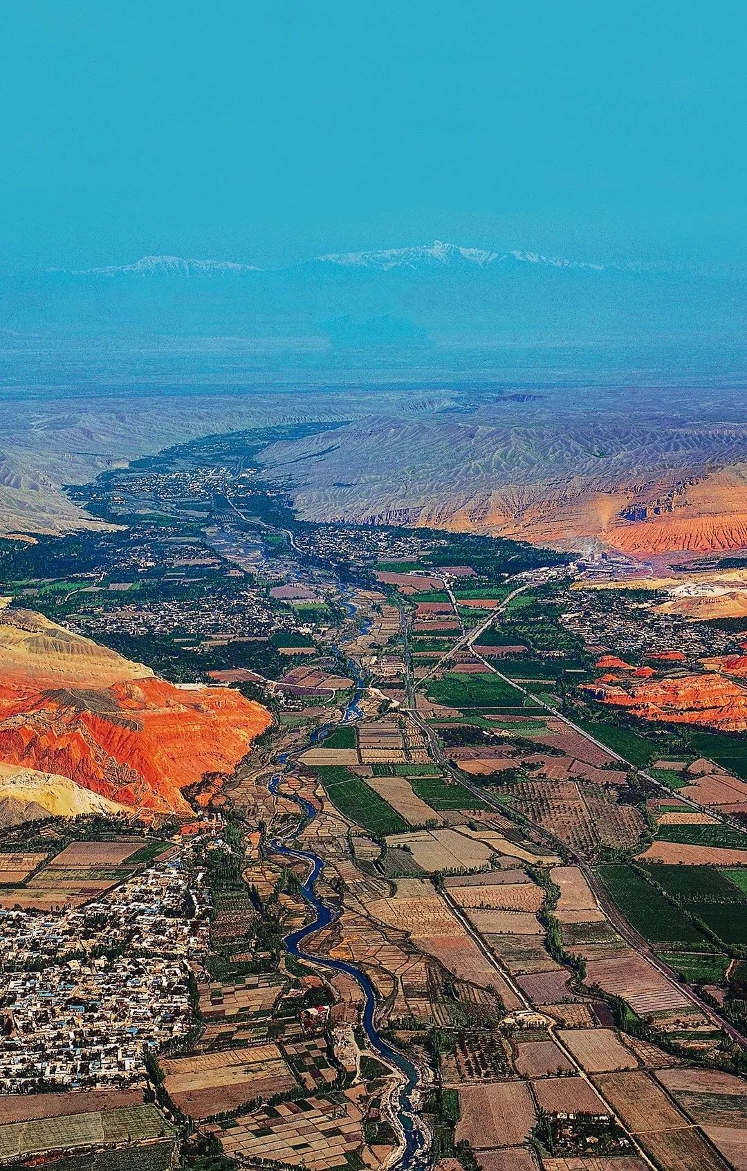 ▲ 河西走廊上，丘陵、平原、河流、农田连绵不断，延伸向远方。摄影/李勇俊