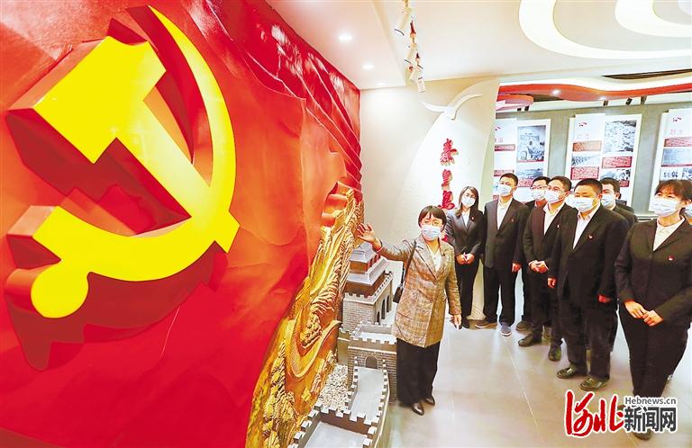 秦皇岛市移动公司党委组织党员到秦皇岛市委党校组织生活馆参观。河北日报记者赵杰摄