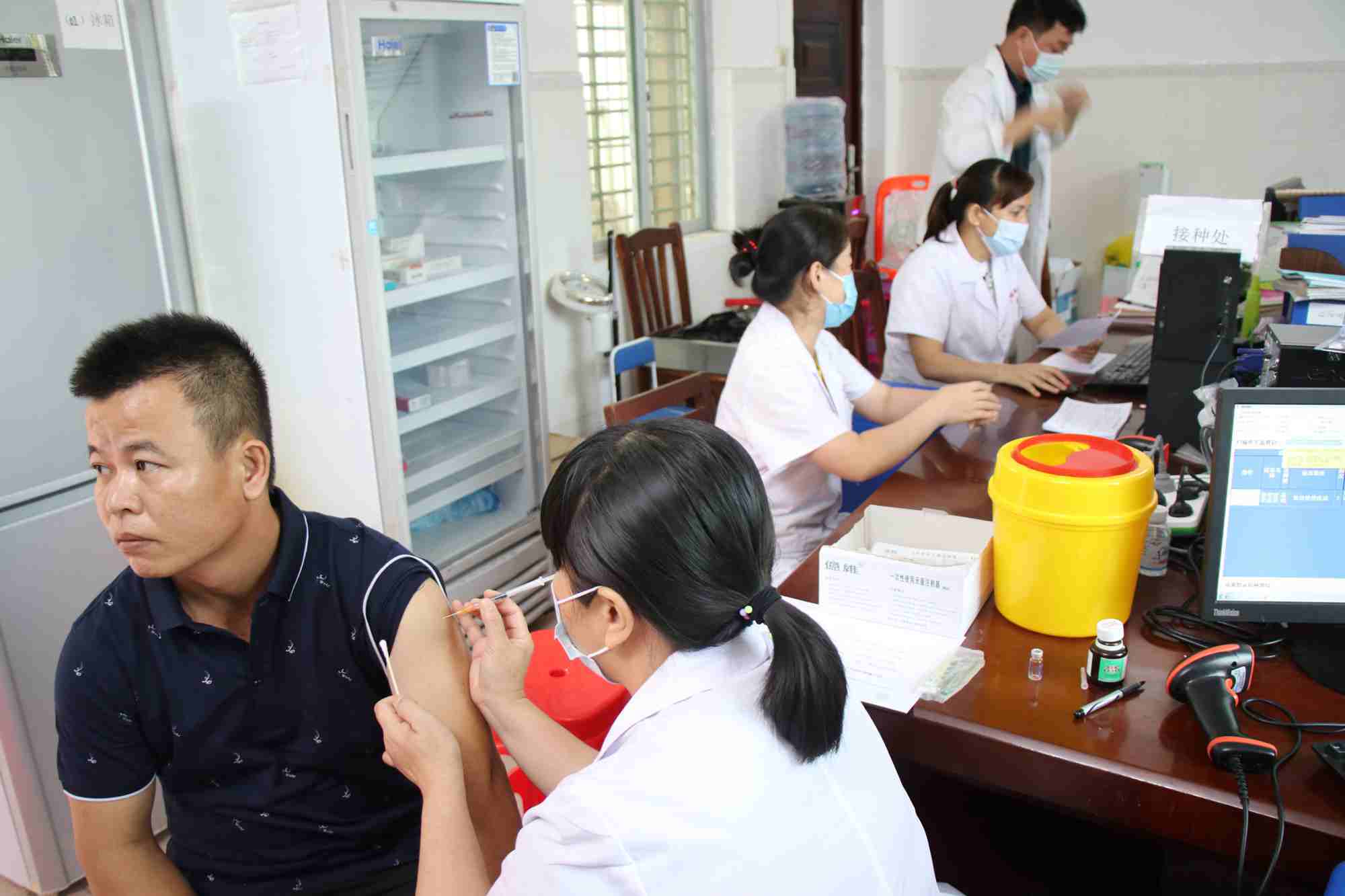 医护人员正忙着给村民们接种疫苗.卢彬 摄