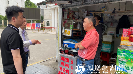 执法人员进行检查现场