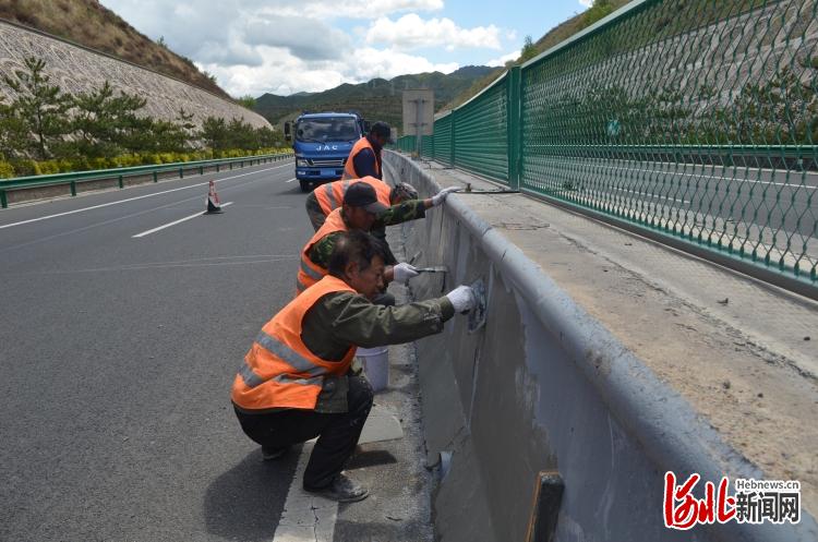 图为混凝土护栏防腐工程施工现场。 河北日报通讯员田震摄