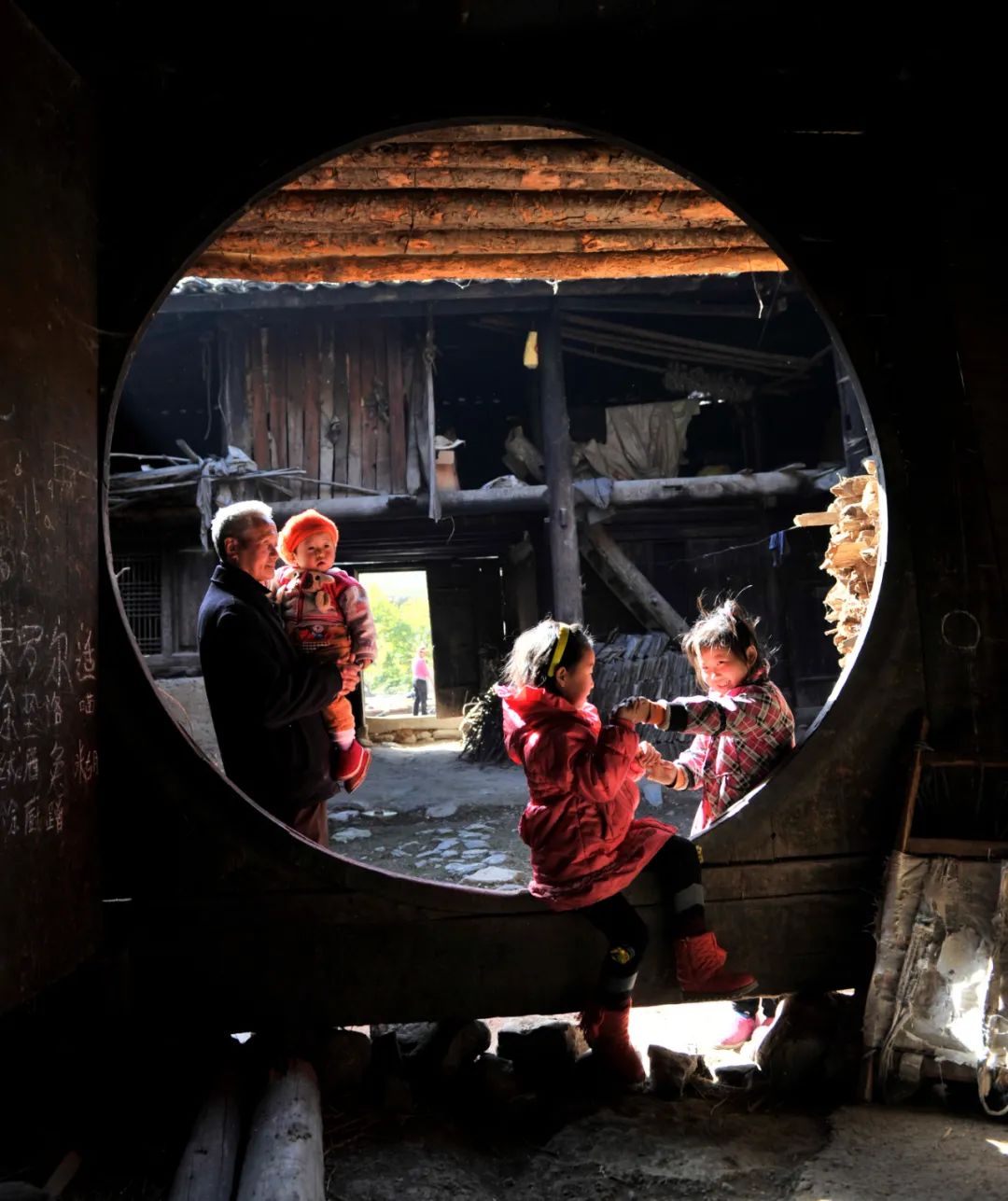 ▲ 陇南文县， “家人闲坐，灯火可亲” 。 摄影/冉创昌