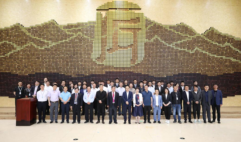 北京曹妃甸职教城投资有限公司副总经理王占刚，曹妃甸职业技术学院校长谭靖、党委书记林长江为匠心墙揭幕