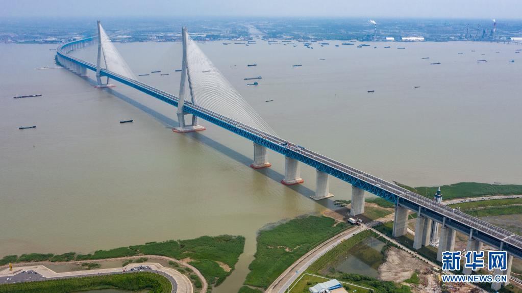 2020年7月1日开通运营的沪苏通长江公铁大桥。（2020年7月1日摄） 新华社记者李博 摄