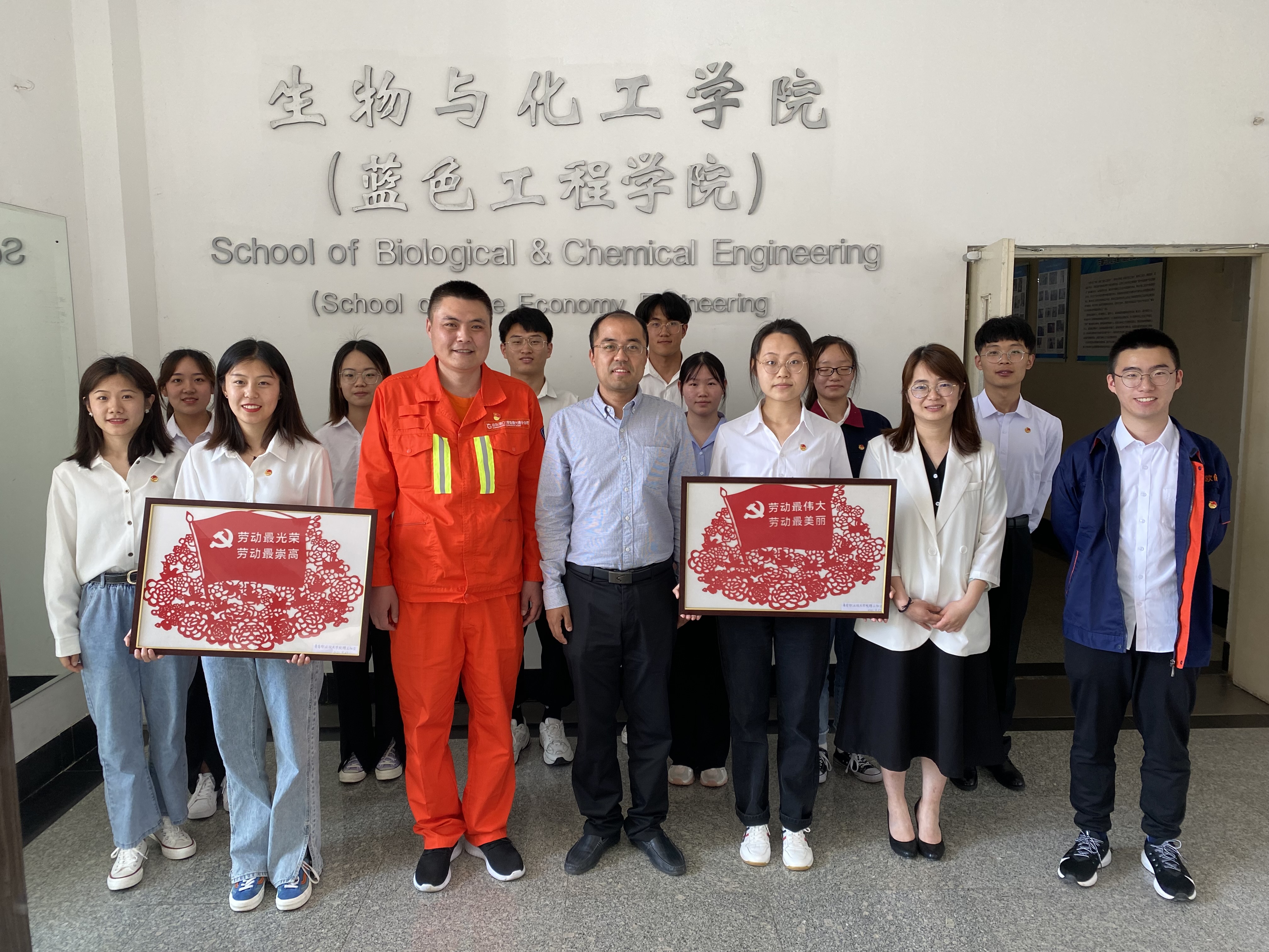 青岛职院举办德育导师聘任仪式暨劳模工匠事迹报告会及沙龙活动