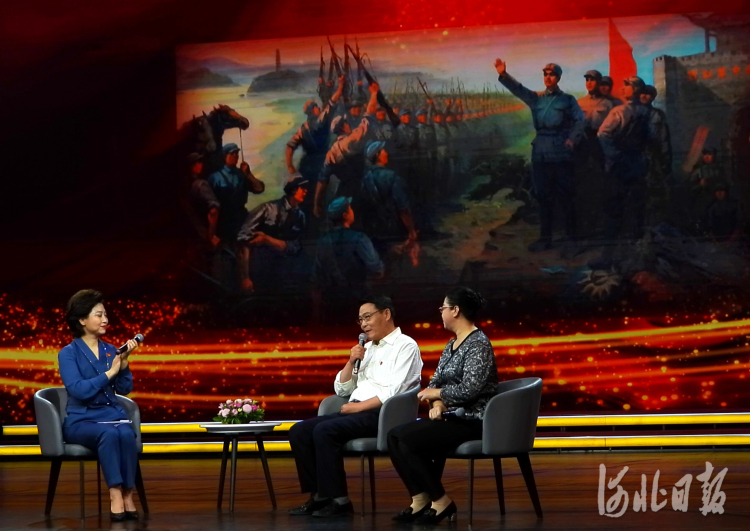 宁都起义领导人，革命烈士赵博生的孙女婿任建成和作家姬淑喆（右一）在讲述赵博生的故事。