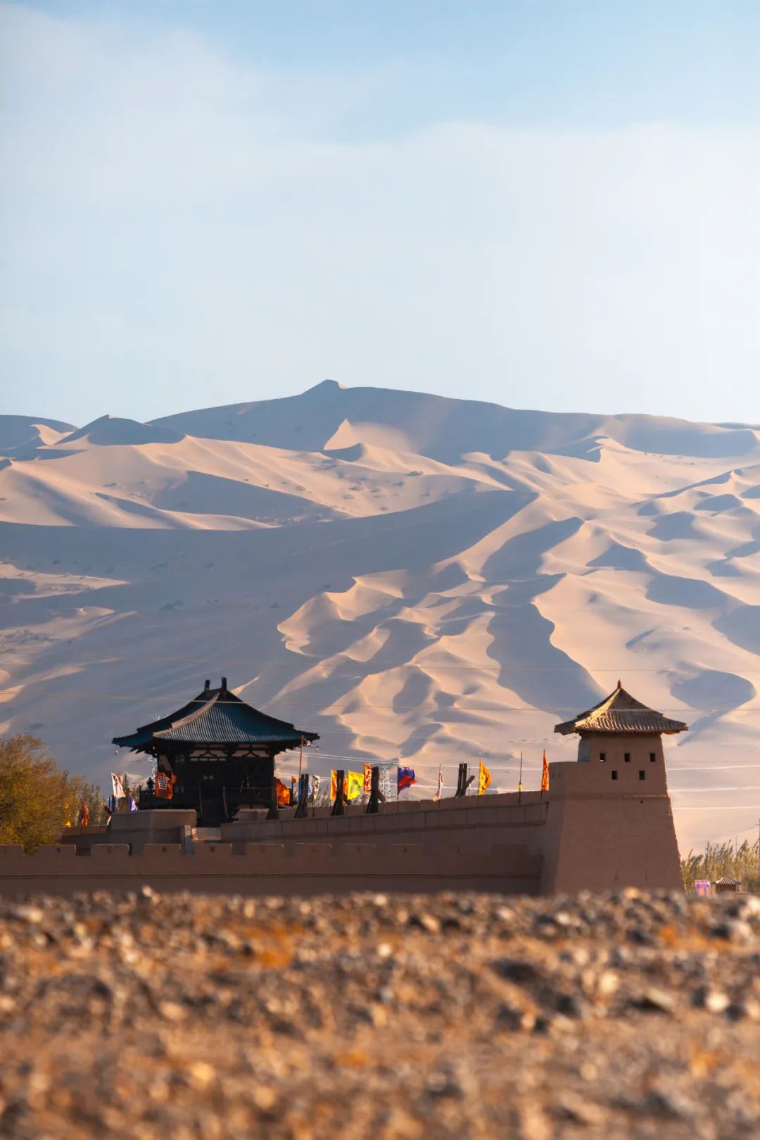 ▲ 敦煌古城，驻守边陲，身后是无边无际的荒漠。 摄影 /胡文凯