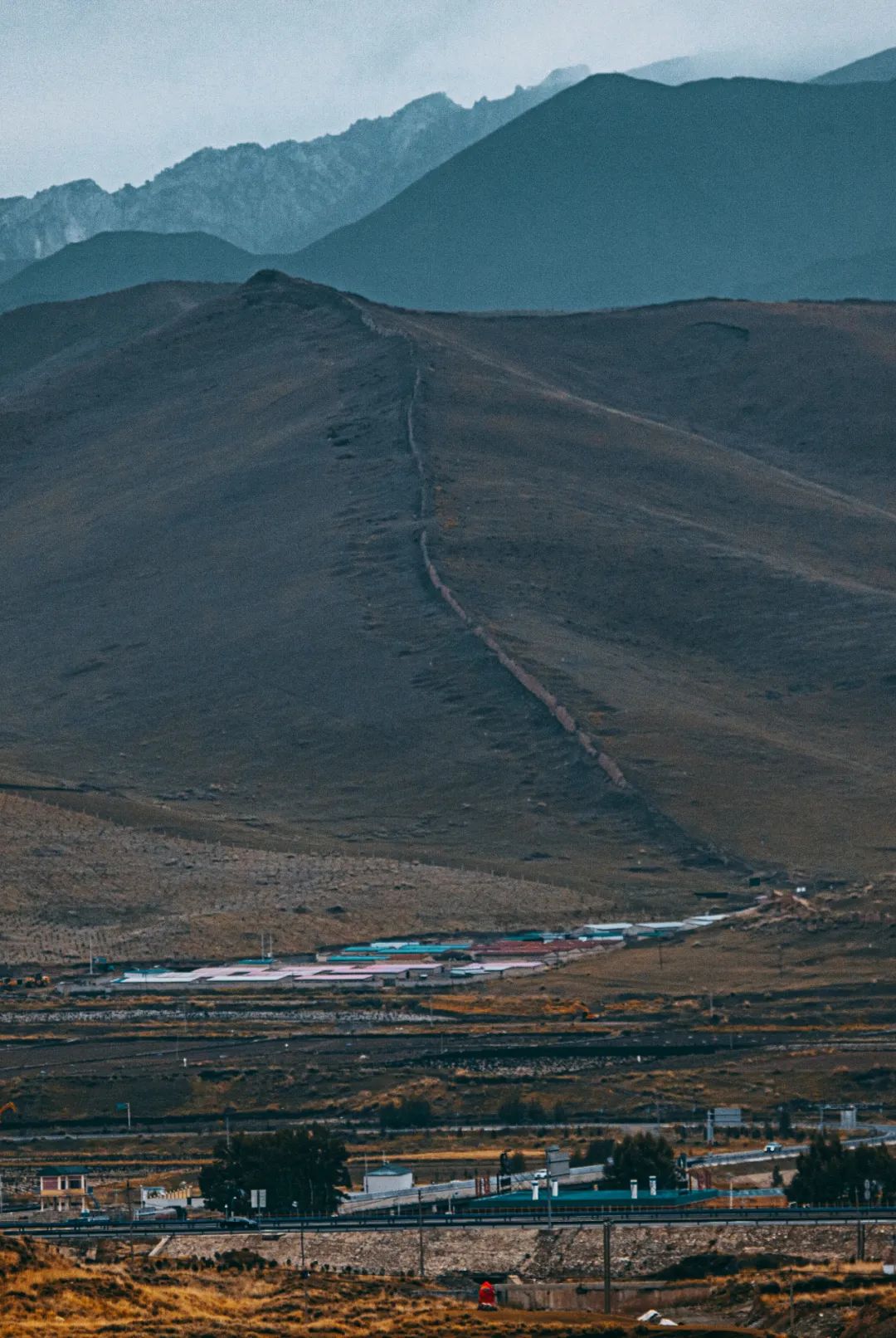 ▲ 乌鞘岭，黄土高原与河西走廊的天然分界，南方的暖湿气流在此停下脚步。摄影/胡文凯