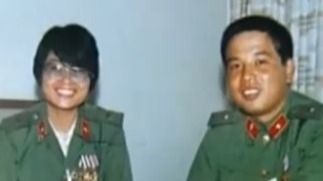 2003年“老山女神”刘亚玲重返老山，到陵园看望那些牺牲的战友们