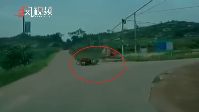 小伙扶骑三轮车摔倒老人反被讹 网友：还能做好人好事吗？