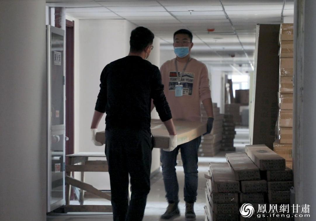 2020年初疫情防控期间，杨万宝（右）与同事奋战在隔离区，保障国外归来集中隔离人员在兰州新区的生活。受访者供图