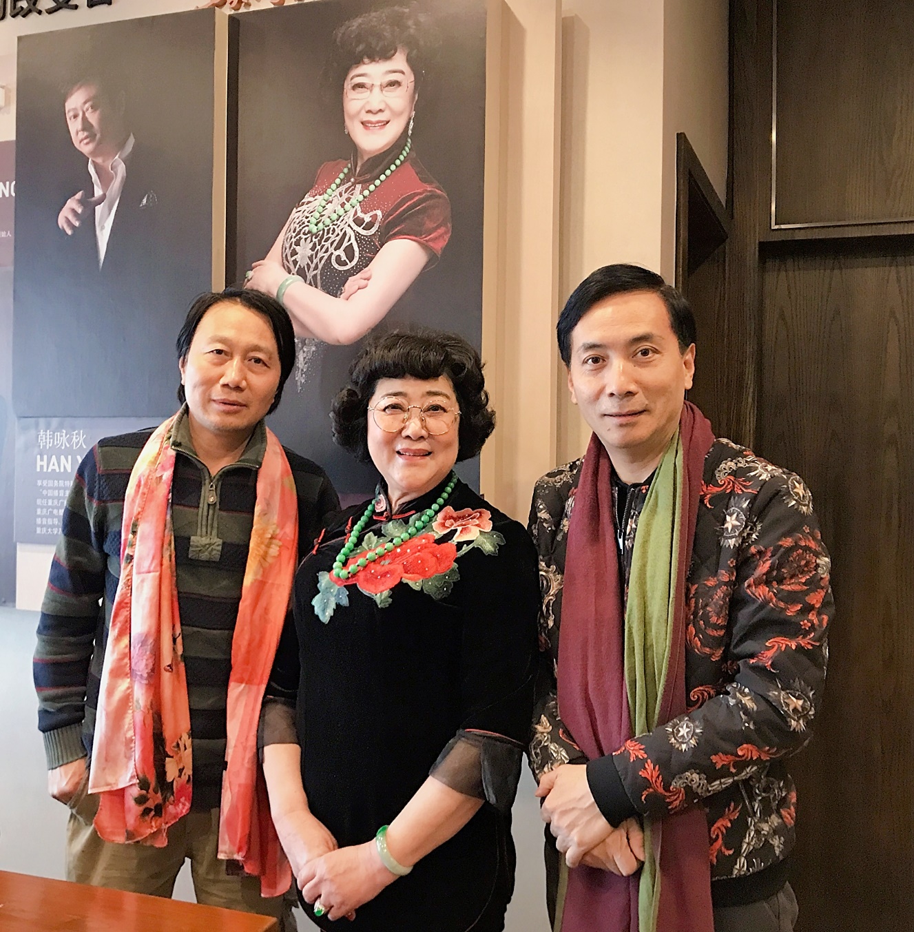 刘双平与何永智、雕塑家汉方(左)在洪崖洞