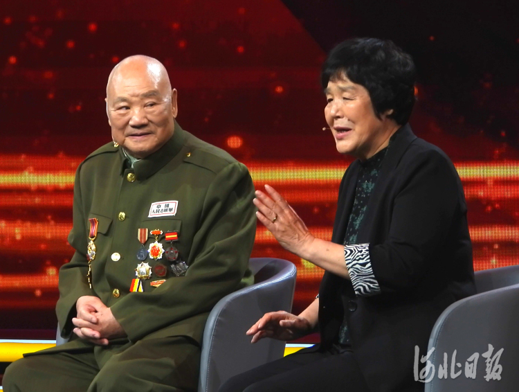 革命烈士、一级战斗英雄杨春增的妹妹和战友牟元礼（左）一起讲述杨春增的英雄事迹。