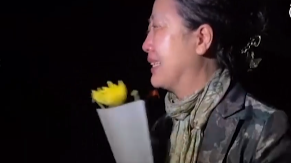 民众通宵冒雨送别袁隆平 学生持花悼念泣不成声：袁老师我想你