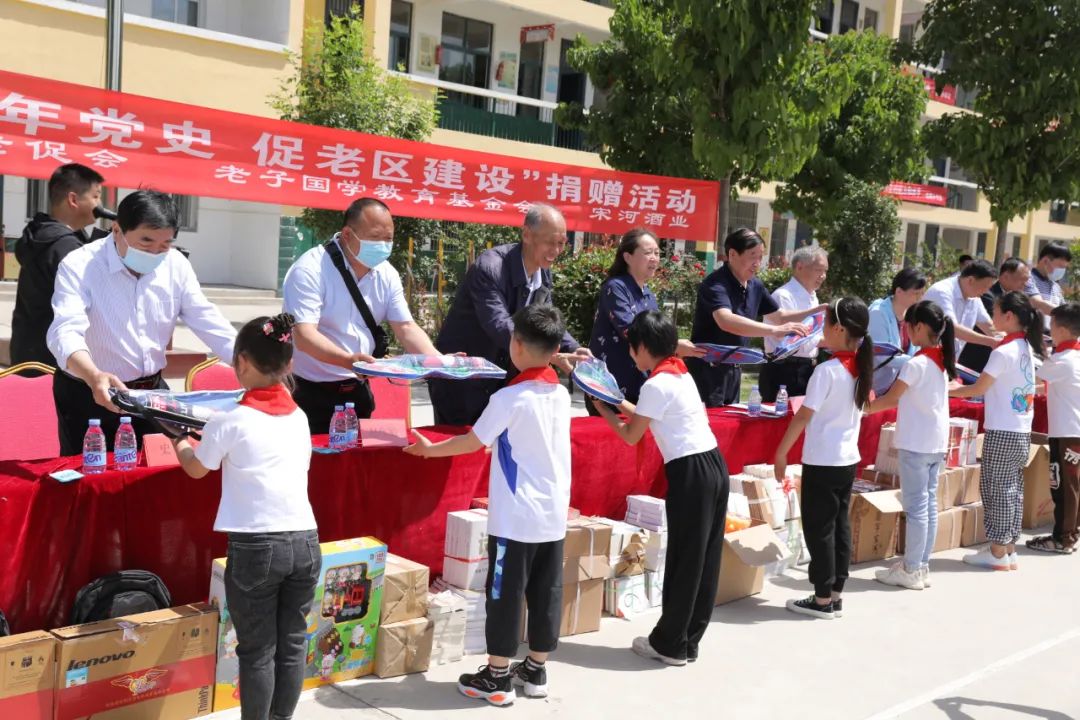 河南省老促会、宋河教育基金会爱心捐赠走进程楼小学