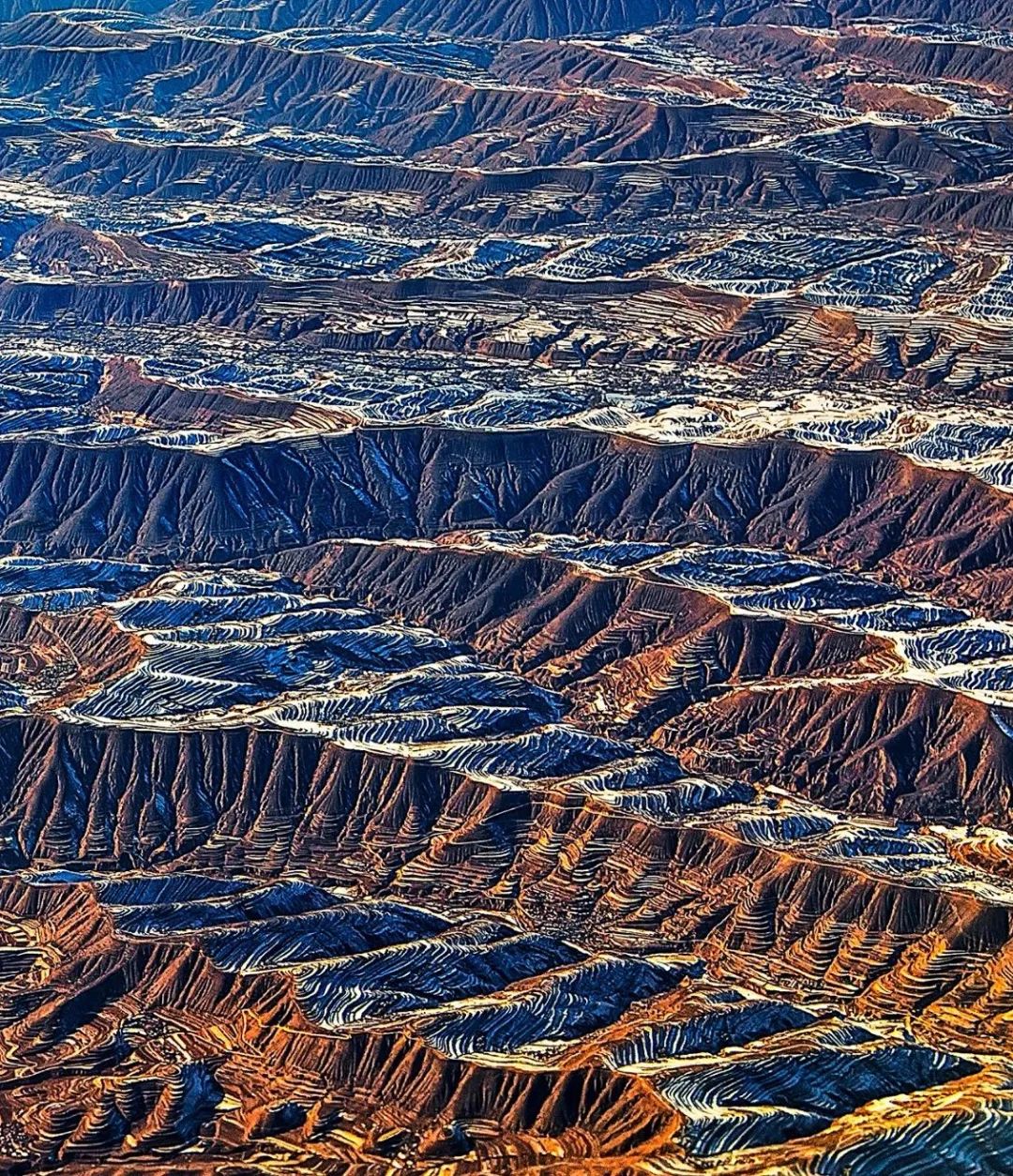 ▲ 黄土高原不只是黄沙漫天，也有色彩斑斓的定西梯田。 摄影 /吴俊瑞