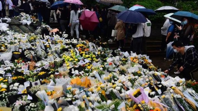 大批民众凌晨前往殡仪馆悼念袁老，厅前已成花海