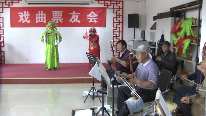 图为黄土庄农民艺术团正在演唱戏曲