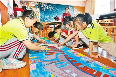 同学们在乡村学校少年宫绘画。　　（记者 郝钟毓 摄）