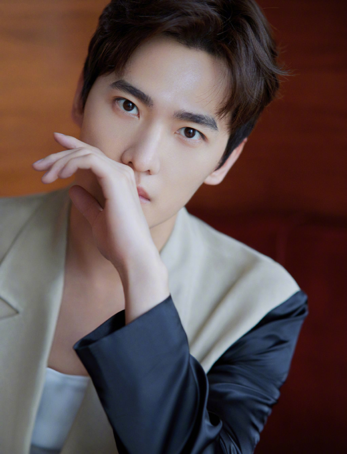 杨洋优雅潇洒的贵公子模样