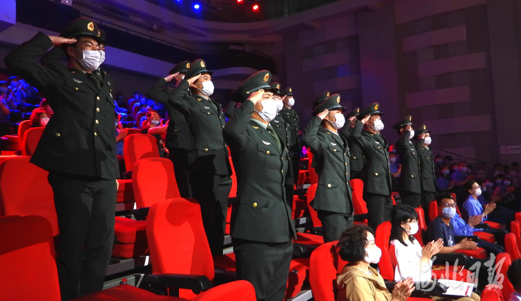 革命烈士、一级战斗英雄杨春增生前所在部队官兵向英雄致敬。