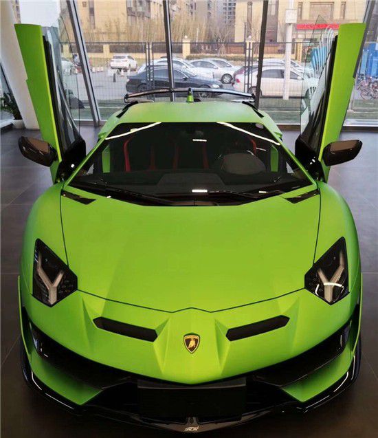 绿色外漆,黑红双色svj内饰,黄色缝线,灰色座椅svj logo,黑色安全带