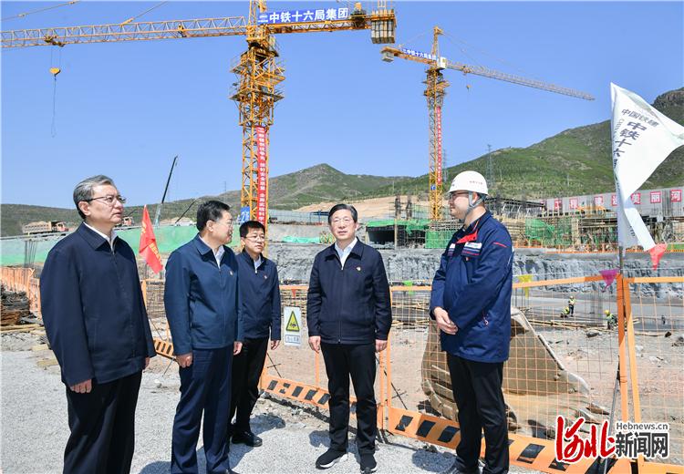 5月20日至21日，省委书记、省人大常委会主任王东峰在张家口市崇礼区调研检查。省委副书记、省长许勤参加有关活动。这是王东峰在崇礼高铁站客运枢纽工程建设现场，认真听取规划建设情况汇报。 河北日报记者赵威摄