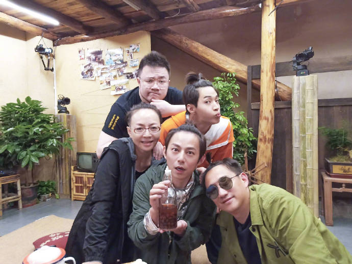 宋丹丹与儿子巴图参加《向往的生活》节目