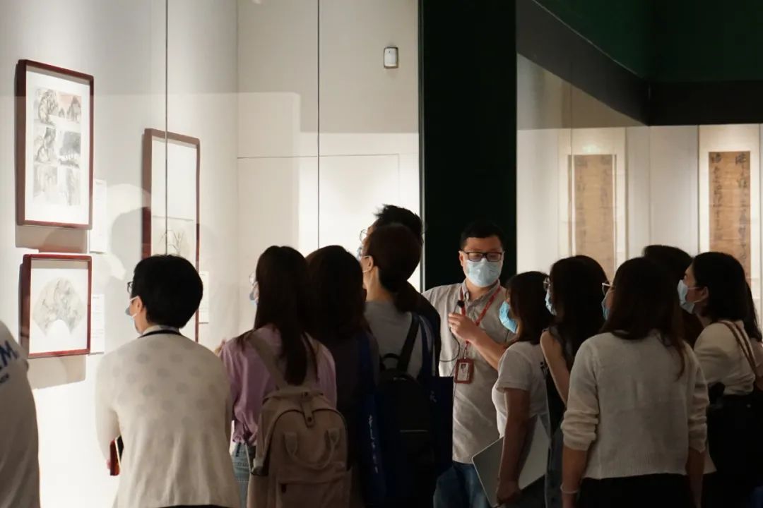 游客观展
