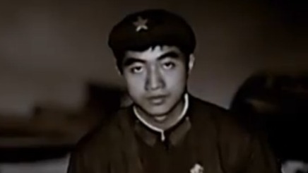 256号三叉戟被从北京调往山海关机场，潘景寅在调度室中接到一个神秘电话