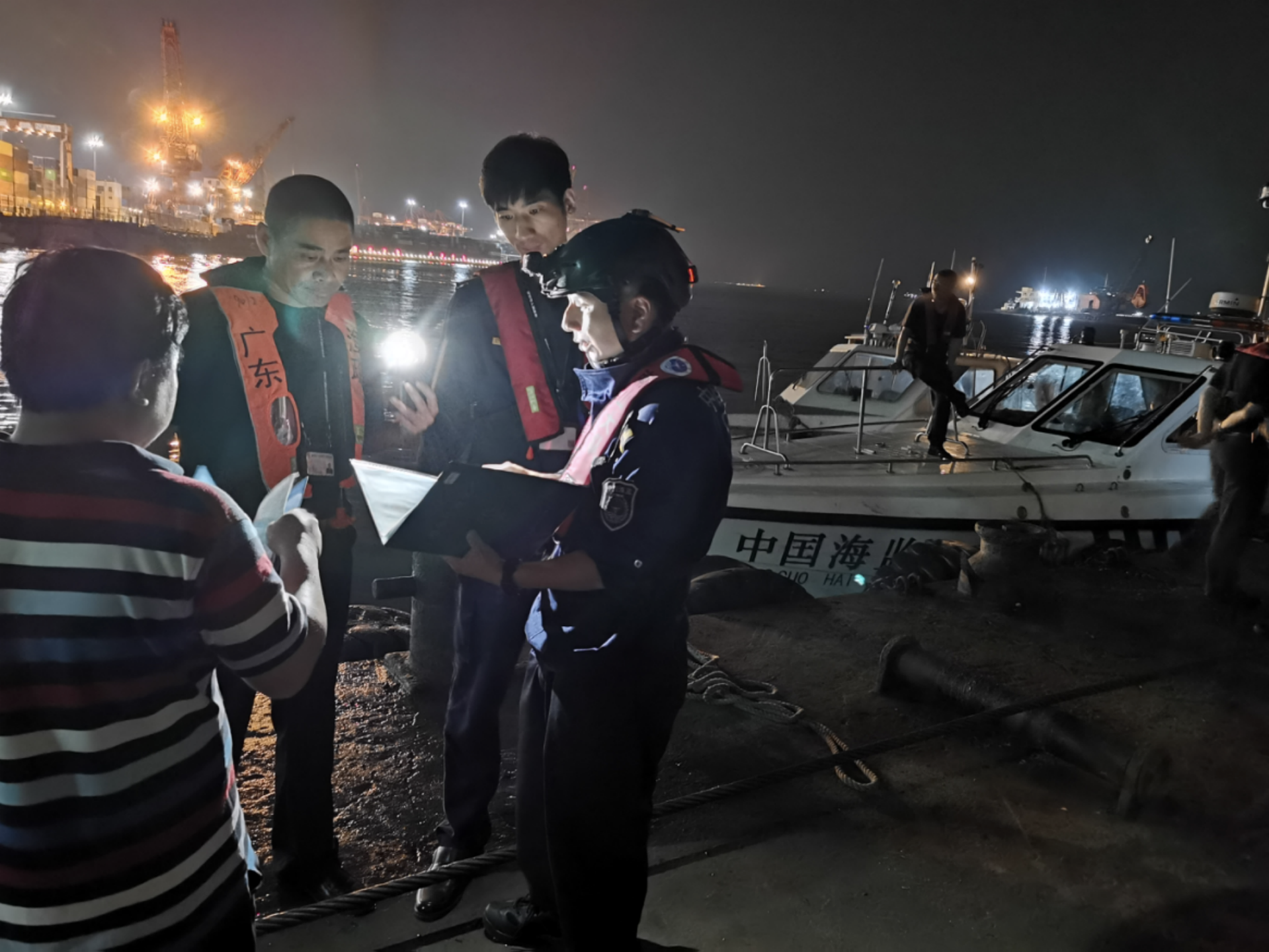 深圳市海洋综合执法支队组织夜间海上突击执法