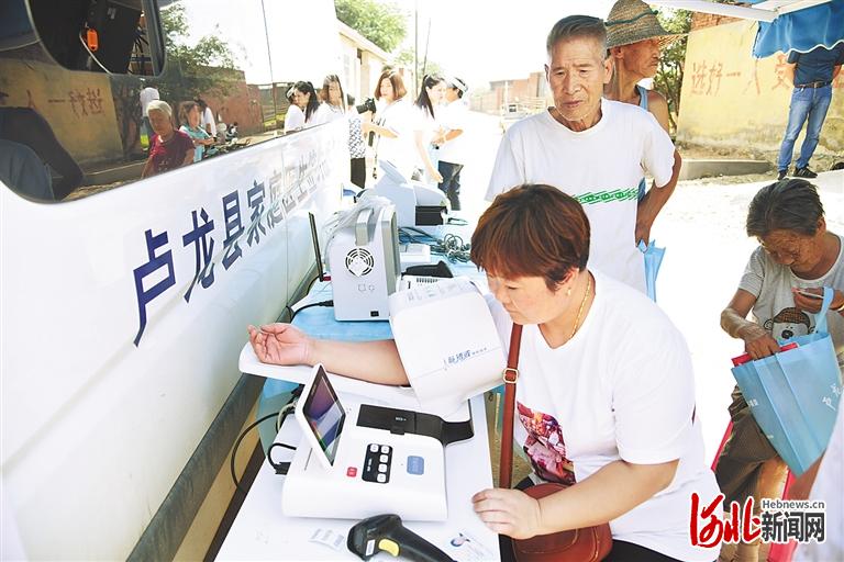 卢龙县使用智能云巡诊车为村民体检。 河北日报通讯员赵兴家摄