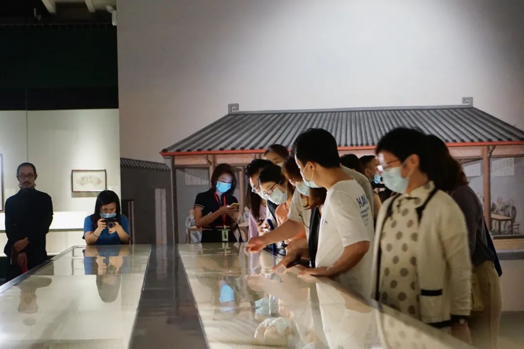 游客观展