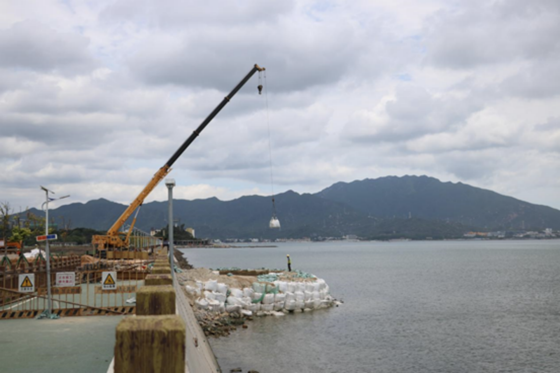 查处拆除水头社区非法用海建设的临时围堰