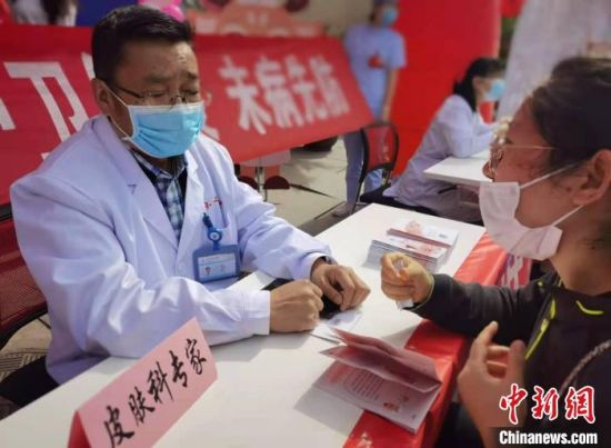 图为皮肤病专家讲解皮肤护理重点和误区。 史静静 摄