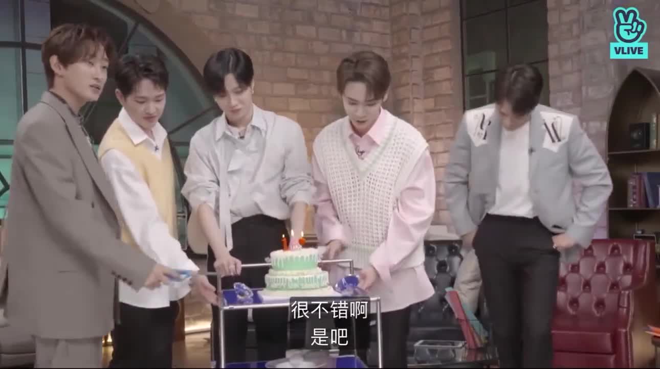 SHINee庆祝出道十三周年，与粉丝一起切蛋糕唱生日歌