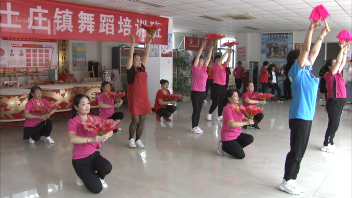 图为黄土庄农民艺术团团员正在表演舞蹈