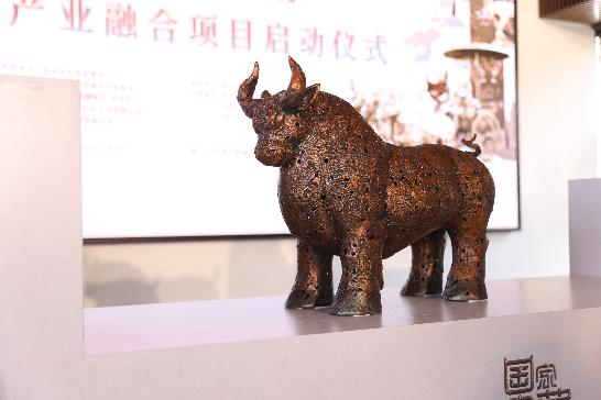 朱炳仁大师为本次合作亲自设计制作的熔铜牛尊惊艳亮相