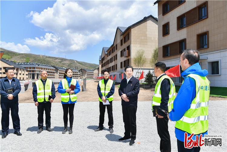 5月20日至21日，省委书记、省人大常委会主任王东峰在张家口市崇礼区调研检查。省委副书记、省长许勤参加有关活动。这是王东峰在张家口赛区冬奥村、冬残奥村，向一线建设者宣讲党史。 河北日报记者赵威摄