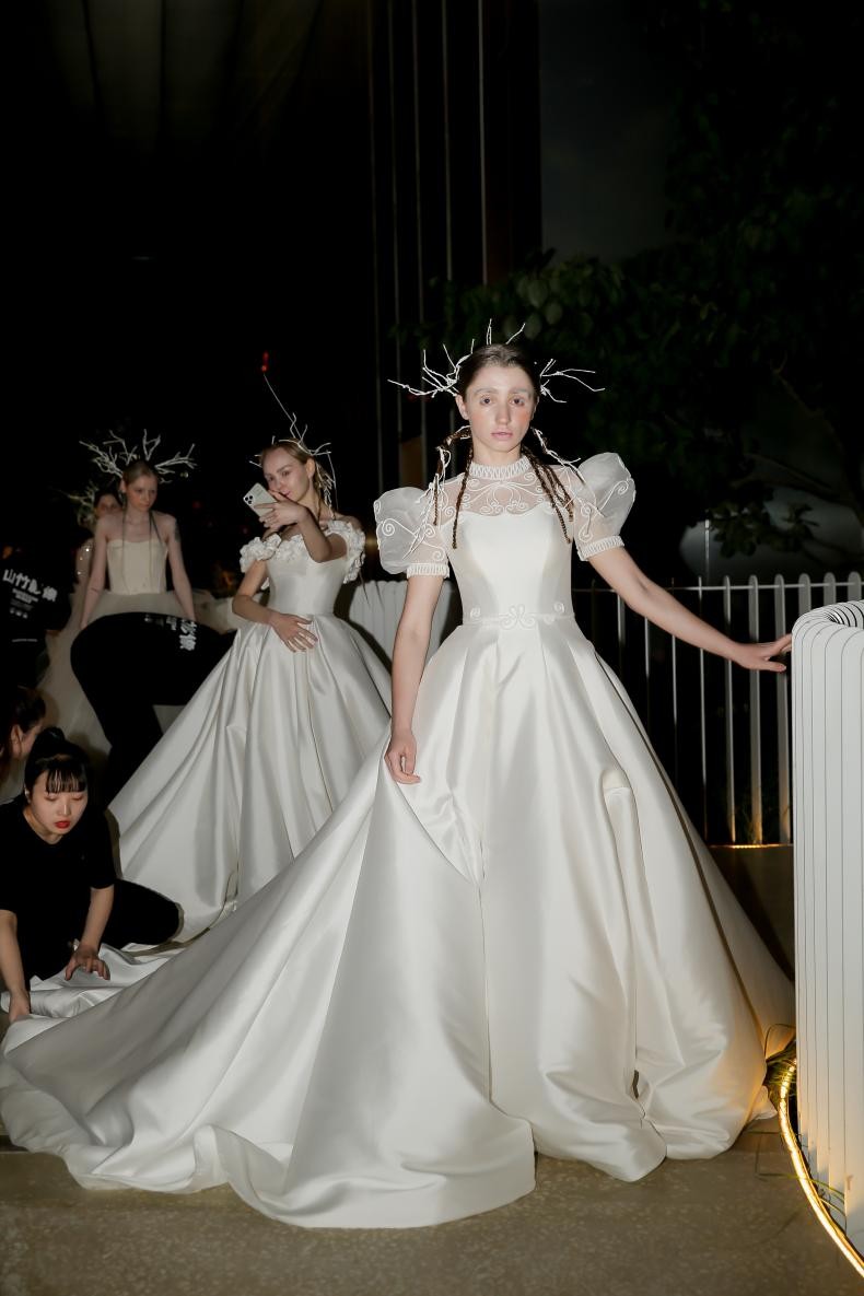 山竹影像高定礼服首秀藏在城市间的白色魔幻森林